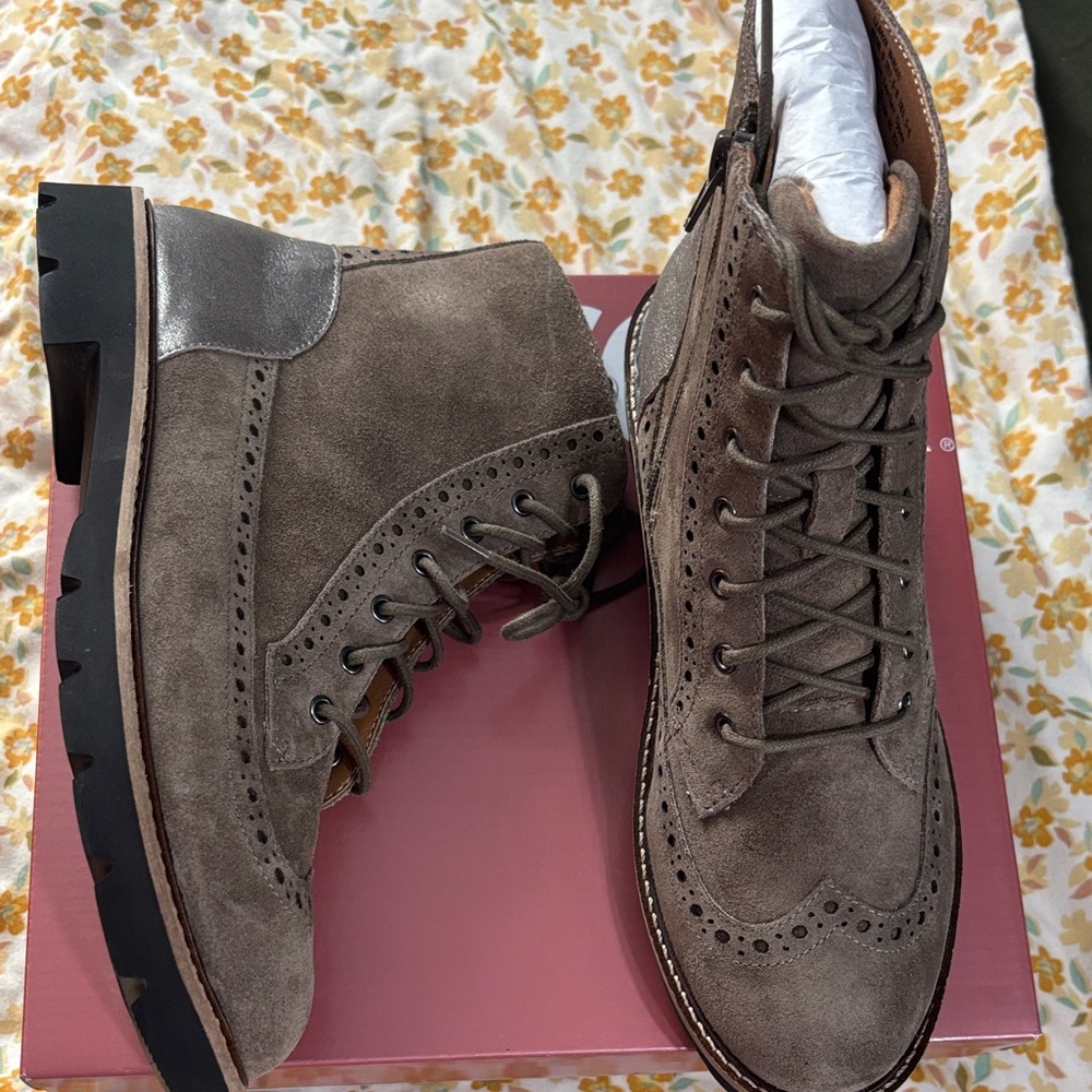 NWT size 38 taupe suede boots